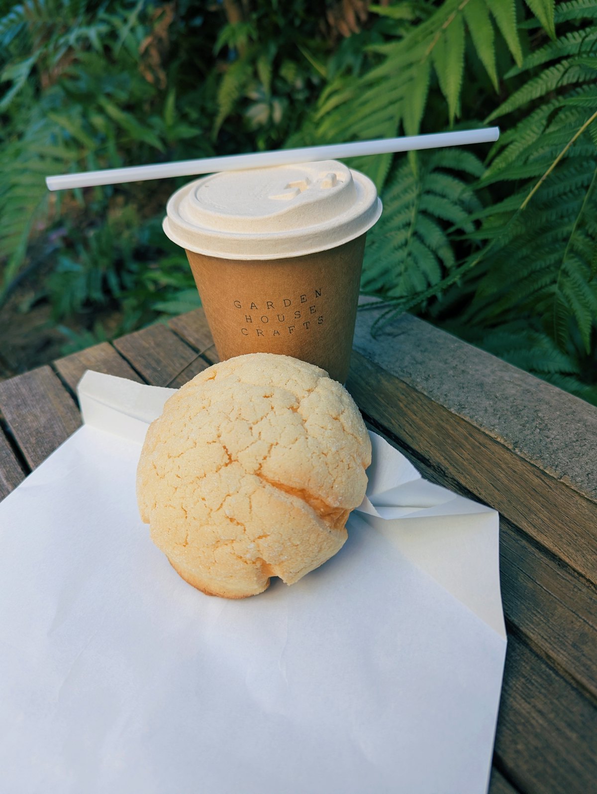 焼きたてのメロンパンとコーヒー